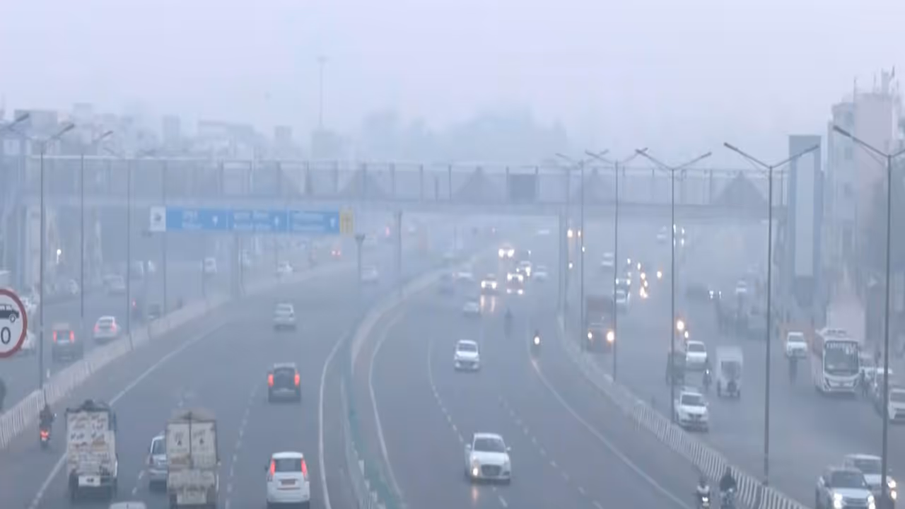 Akshardham engulfed in thick smog in Delhi (File Photo/ANI) Akshardham engulfed in thick smog in Delhi (File Photo/ANI)