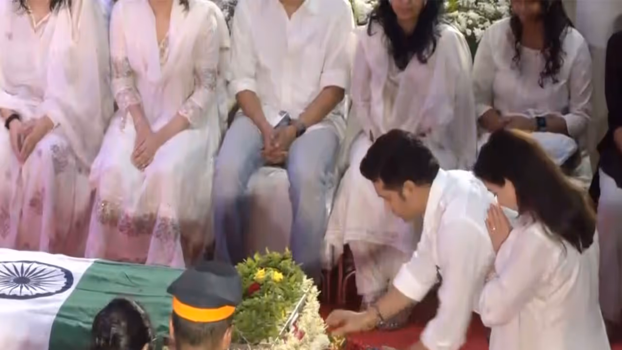 Sachin Tendulkar paying tribute to Asha Bhosle. (Photo: ANI) Sachin Tendulkar paying tribute to Asha Bhosle. (Photo: ANI)