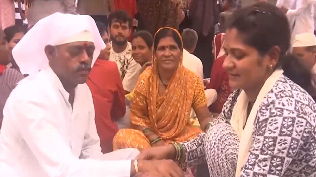 Woman is tying Rakhi to inmate brother (Photo/ANI) Woman is tying Rakhi to inmate brother (Photo/ANI)