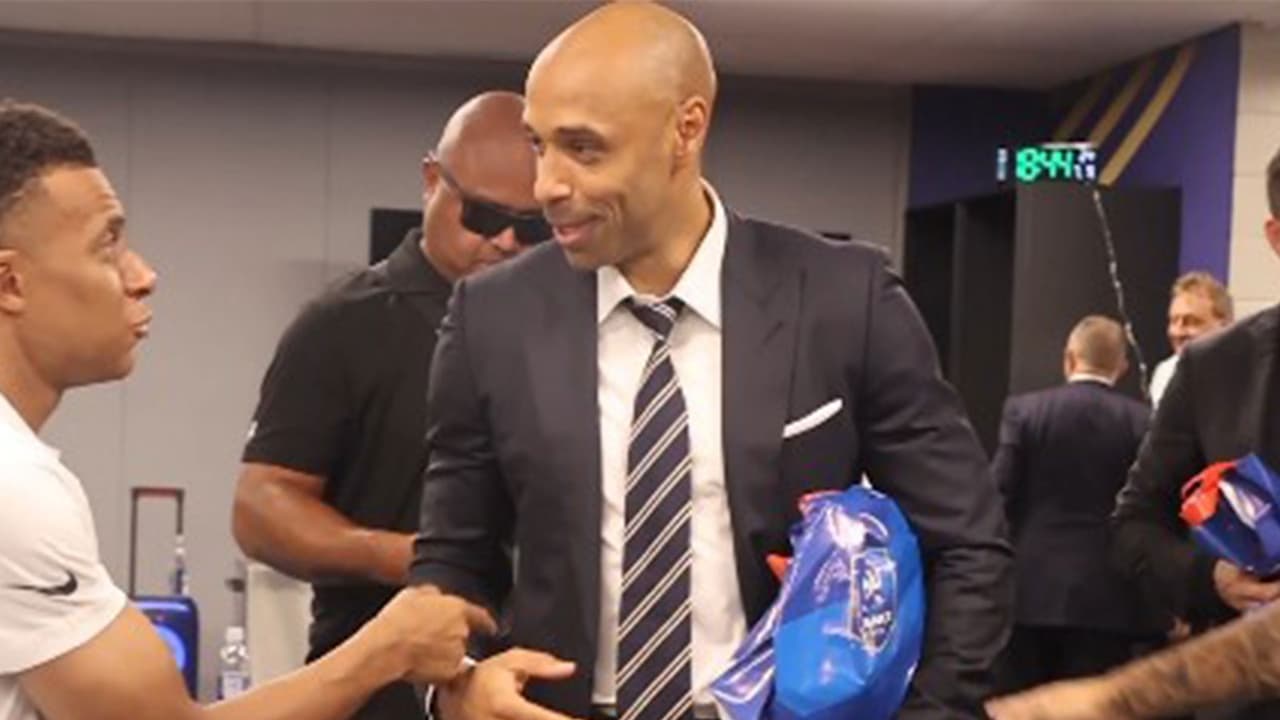 Thierry Henry visits French men's football team's locker room. (Photo: X/ @equipedefrance) Thierry Henry visits French men's football team's locker room. (Photo: X/ @equipedefrance)