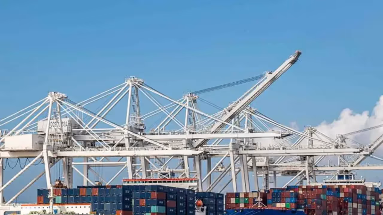 https://stocktwits.com/news articles/markets/equity/trump tariffs cause biggest fall on record of uk exports to us/chlLyVkRRG8