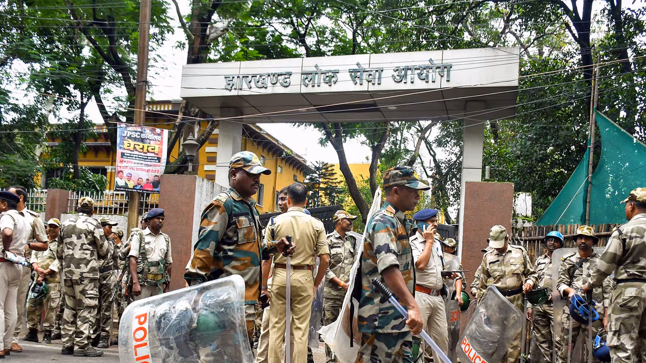 Security personnel deployed outside the JPSC office (Photo/ANI) Security personnel deployed outside the JPSC office (Photo/ANI)