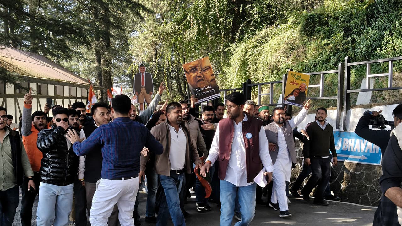 Youth Congress stages ‘Raj Bhawan Gherao’ in Shimla, alleges nationwide ‘vote theft’ (Photo/ANI) Youth Congress stages ‘Raj Bhawan Gherao’ in Shimla, alleges nationwide ‘vote theft’ (Photo/ANI)