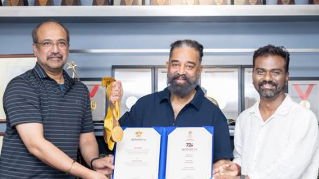 Kaamal Haasan with Rajkumar Periasamy's National Film Award (Photo/X@ikamalhaasan) Kaamal Haasan with Rajkumar Periasamy's National Film Award (Photo/X@ikamalhaasan)