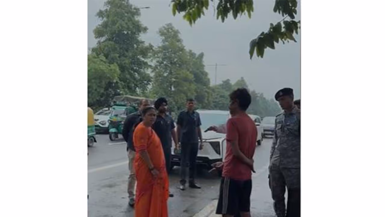 Delhi CM Rekha Gupta inspects waterlogging amid heavy rain (Photo/ANI) Delhi CM Rekha Gupta inspects waterlogging amid heavy rain (Photo/ANI)