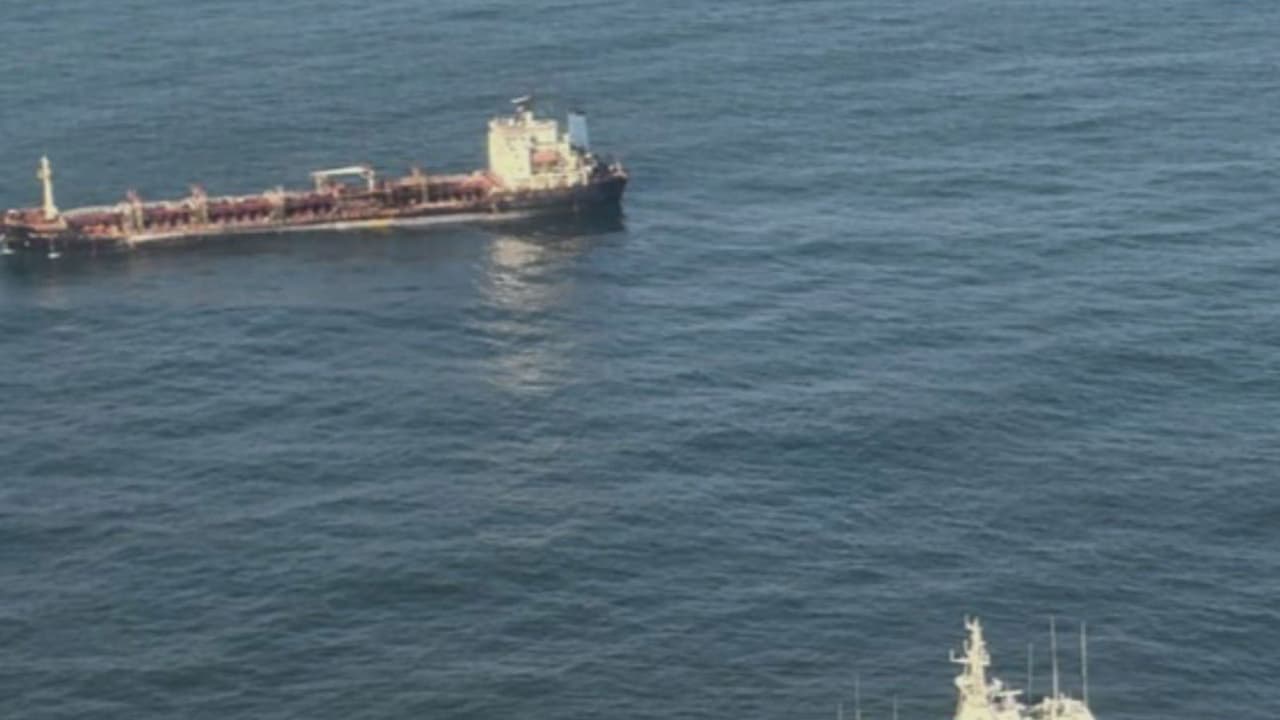 Indian Coast Guard rescues chemical tanker carrying 9,000 MT palm oil off Paradip (Photo: X/@IndiaCoastGuard) Indian Coast Guard rescues chemical tanker carrying 9,000 MT palm oil off Paradip (Photo: X/@IndiaCoastGuard)