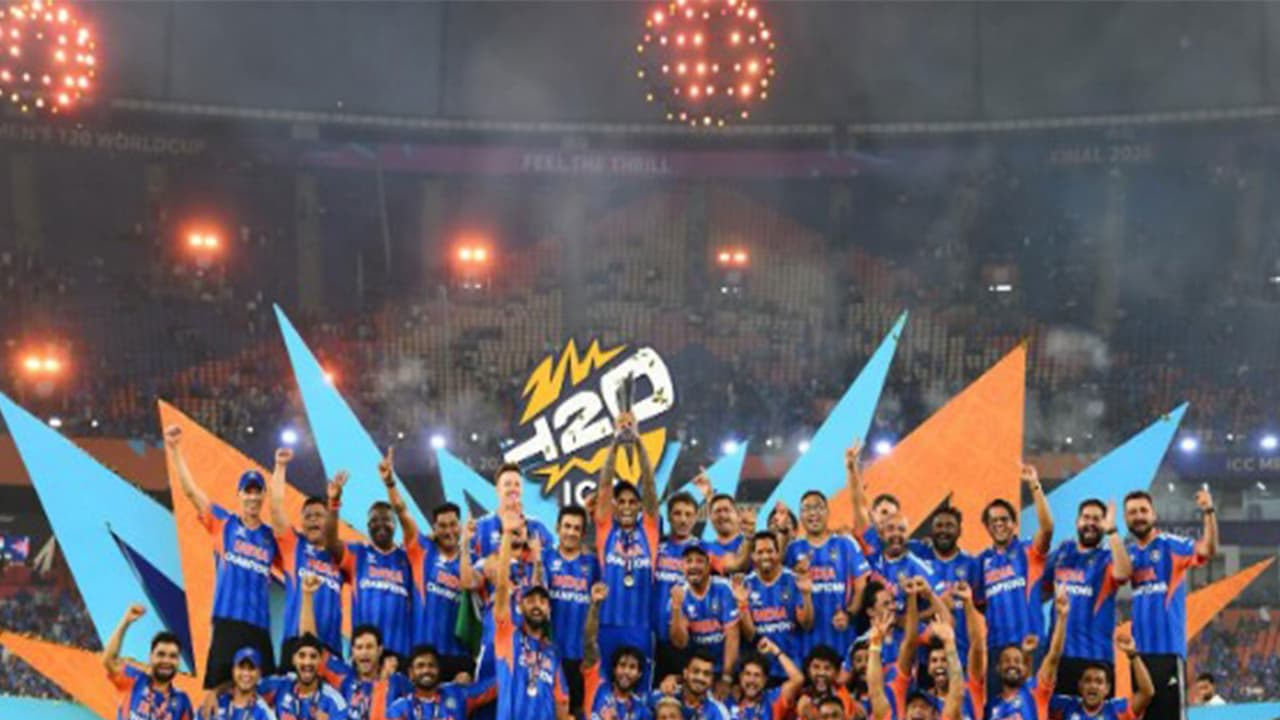 Team India with the T20 World Cup title. (Photo: mahi7781 Instagram) Team India with the T20 World Cup title. (Photo: mahi7781 Instagram)