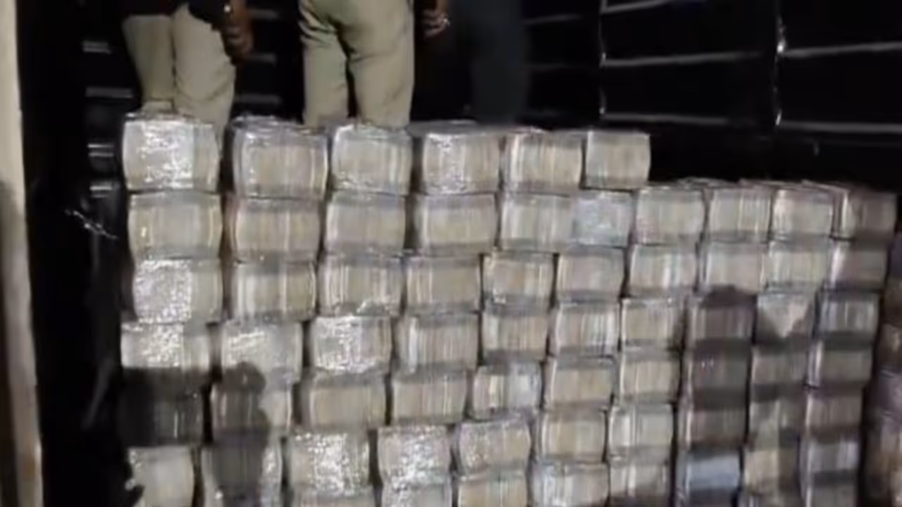 Seized cash from pickup vehicle in Durg (Photo/ANI) Seized cash from pickup vehicle in Durg (Photo/ANI)
