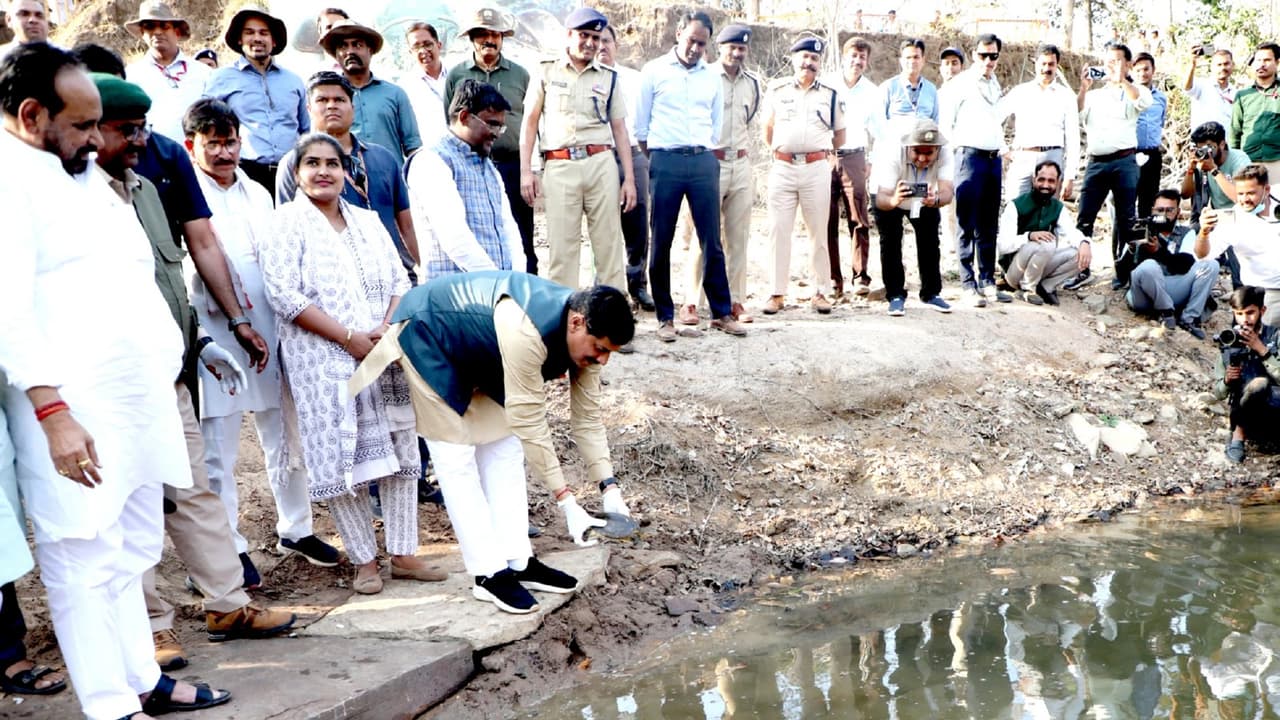 MP CM Mohan Yadav is releasing the turtle into Bamner River (Photo/DPR) MP CM Mohan Yadav is releasing the turtle into Bamner River (Photo/DPR)