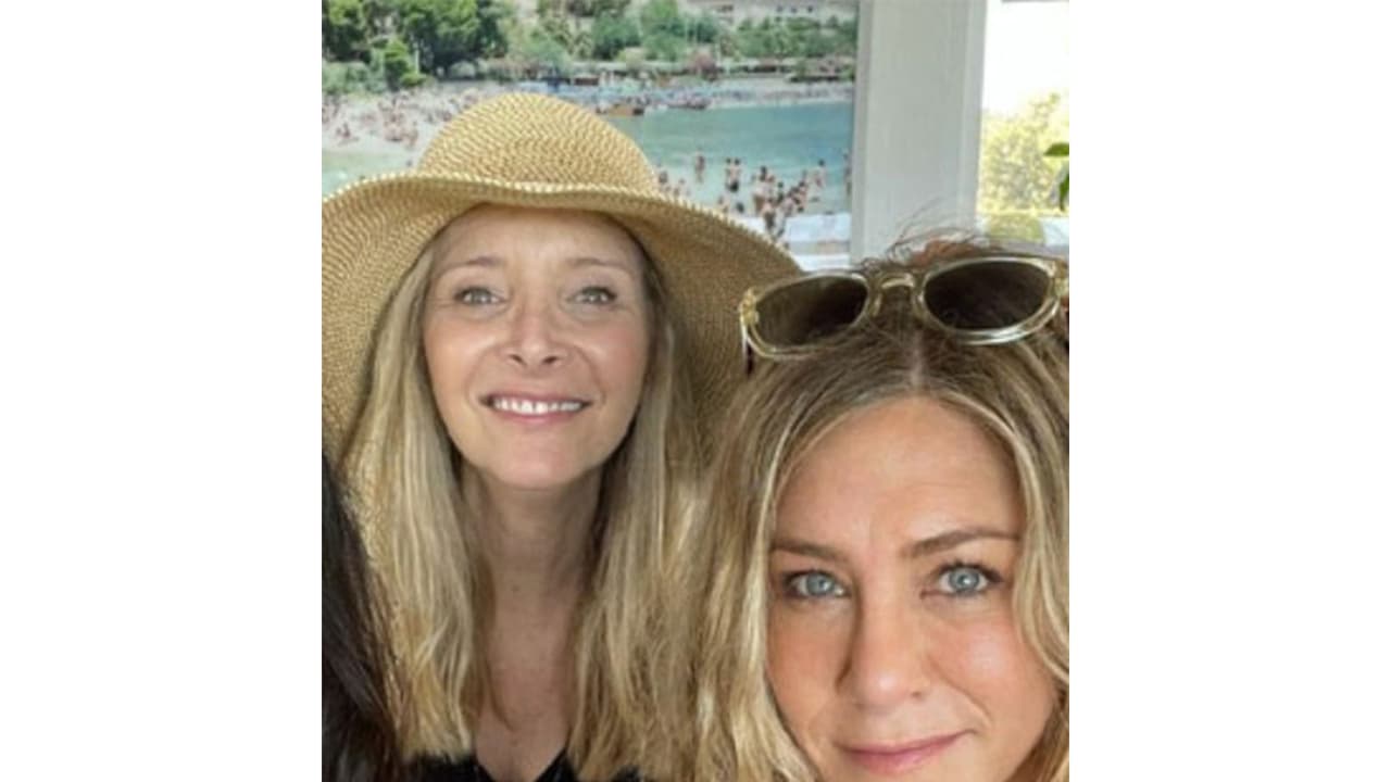 Jennifer Aniston and Lisa Kudrow (Image source: Courteney Cox's Instagram) Jennifer Aniston and Lisa Kudrow (Image source: Courteney Cox's Instagram)