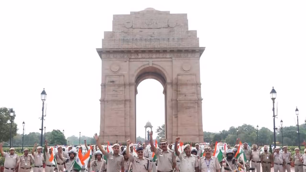 Delhi Police personnel participate in a Tiranga Rally along Kartavya Path (Photo/ANI) Delhi Police personnel participate in a Tiranga Rally along Kartavya Path (Photo/ANI)
