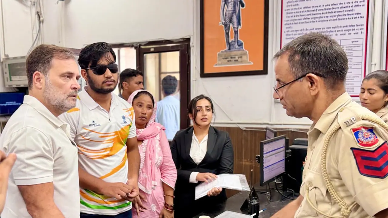 Congress leader Rahul Gandhi accompanied Lochav to the Delhi Police DCP office (Photo/@RahulGandhi) Congress leader Rahul Gandhi accompanied Lochav to the Delhi Police DCP office (Photo/@RahulGandhi)