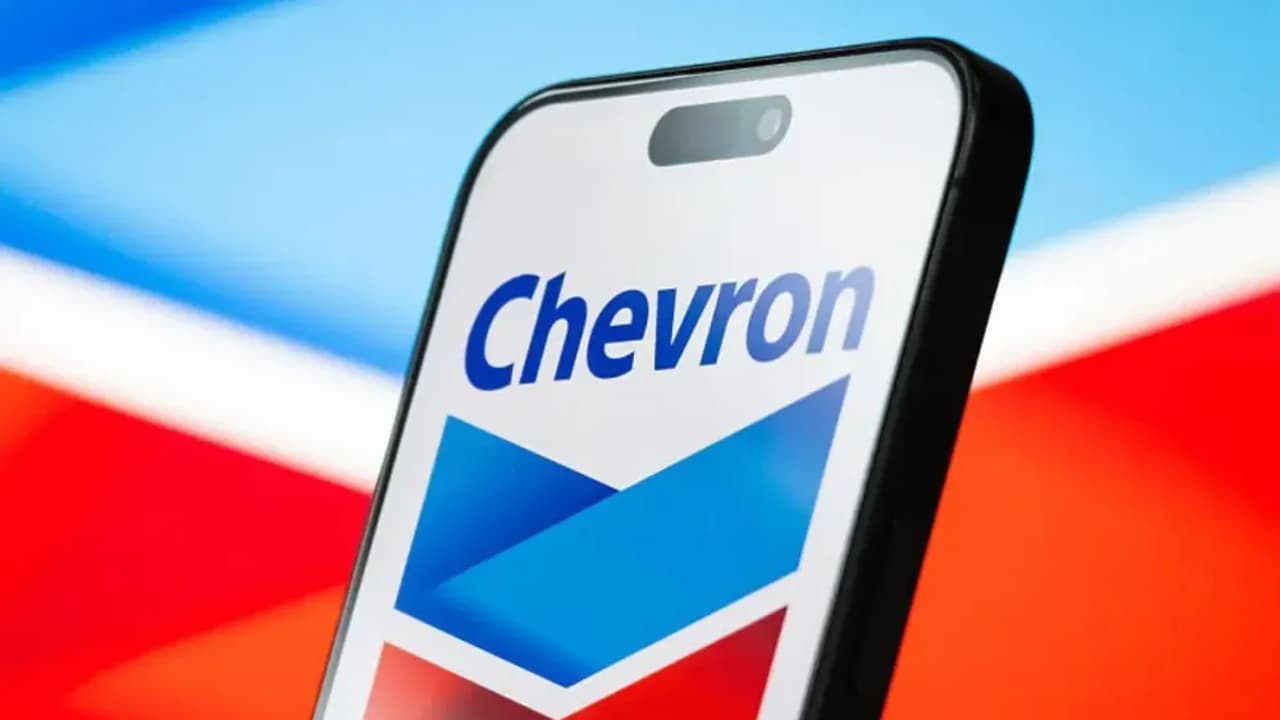 https://stocktwits.com/news articles/markets/equity/chevron joins peers in lithium push with entry into smackover formation/chlrHZyRRcY