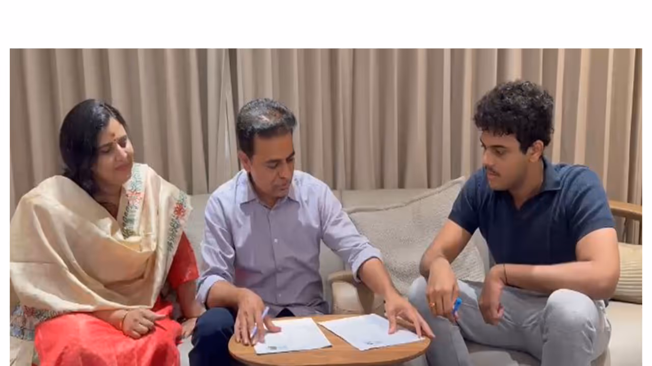 KTR along with his family fills voter enumeration form (Photo/ANI) KTR along with his family fills voter enumeration form (Photo/ANI)