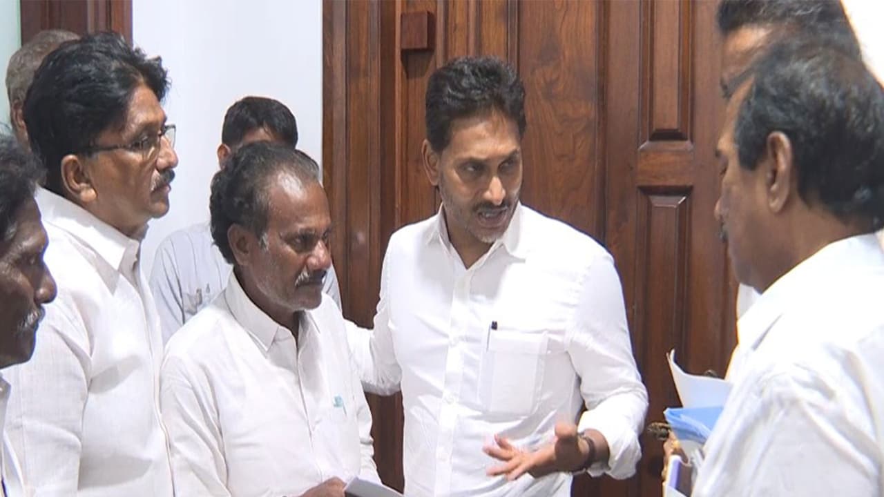 YSRCP President and former Chief Minister YS Jagan Mohan Reddy with farmers from Lankapalli village (Photo/YSRCP) YSRCP President and former Chief Minister YS Jagan Mohan Reddy with farmers from Lankapalli village (Photo/YSRCP)