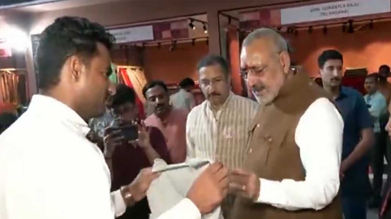 Union Minister Giriraj Singh interacts with weavers, artisans and designers during the inauguration of Handloom Haat at Janpath in New Delhi. (Photo/ ANI) Union Minister Giriraj Singh interacts with weavers, artisans and designers during the inauguration of Handloom Haat at Janpath in New Delhi. (Photo/ ANI)