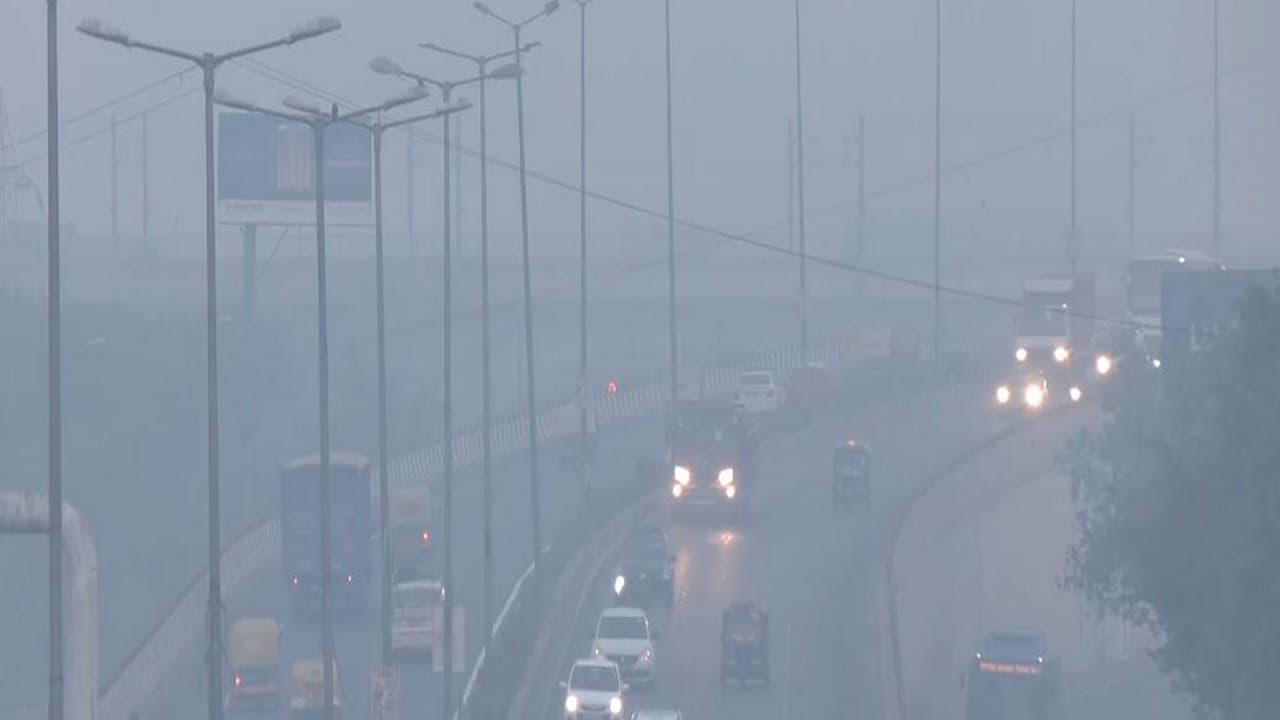 Visual showcasing toxic smog at Anand Vihar, Delhi (Photo/ANI)