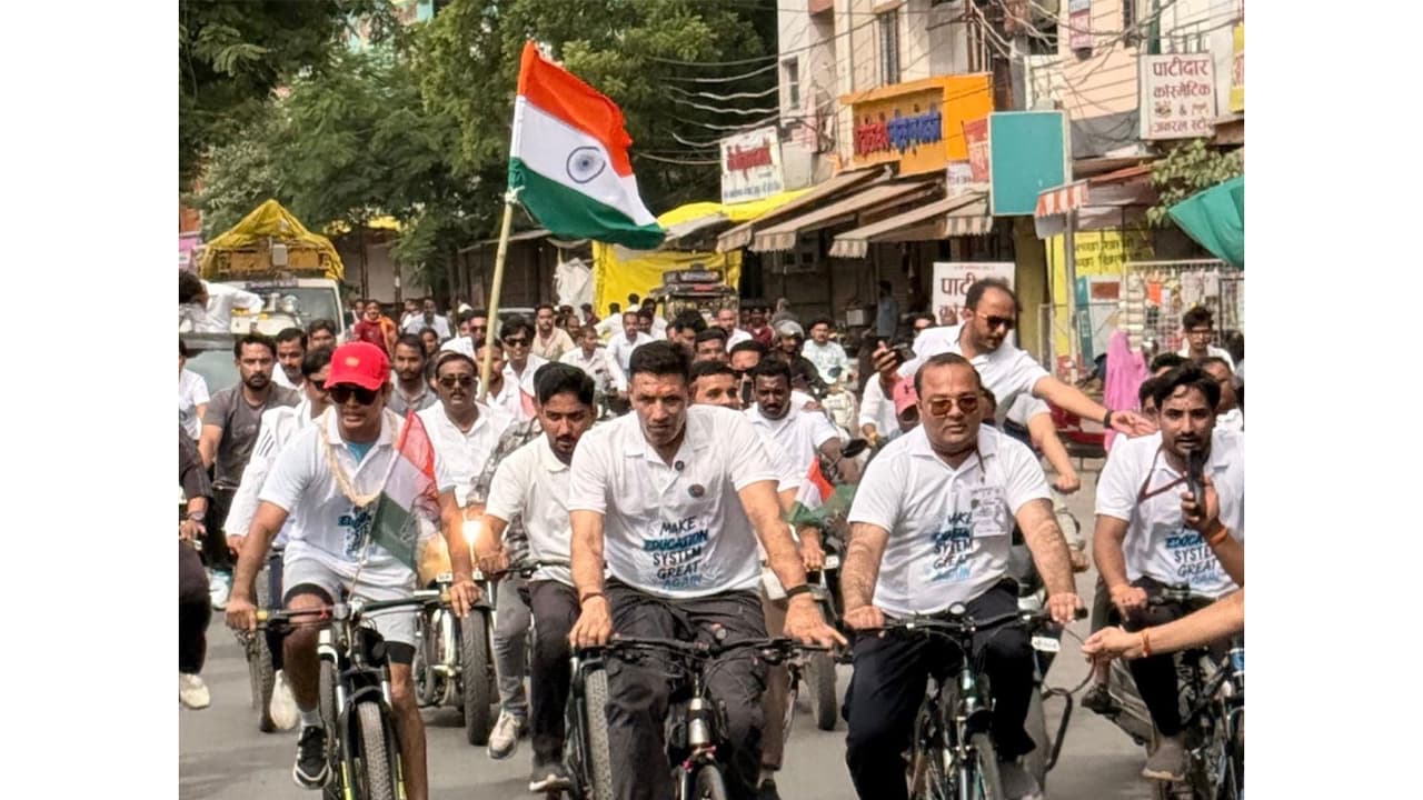 State Congress Chief Jitu Patwari is leading the Gen Z Cyclothon Yatra (Photo / X @jitupatwari) State Congress Chief Jitu Patwari is leading the Gen Z Cyclothon Yatra (Photo / X @jitupatwari)