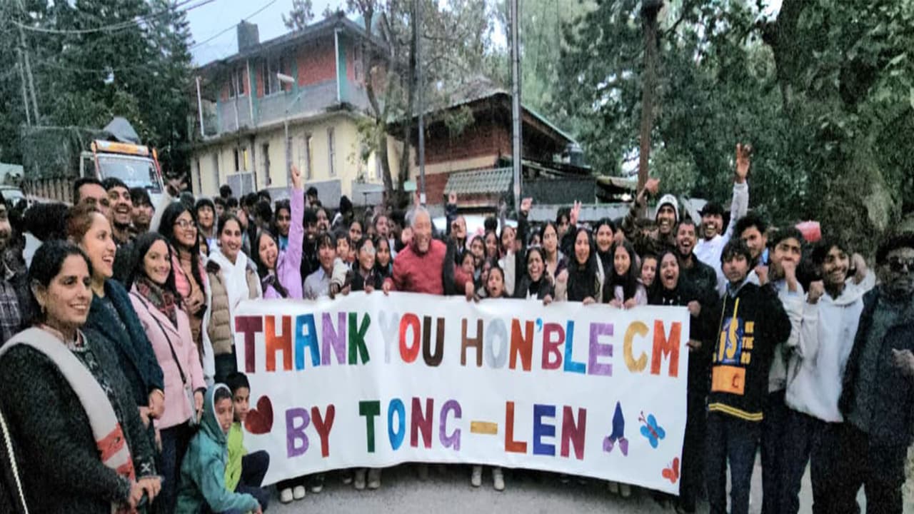Tong Len School students thanking Himachal CM Sukhvinder Singh Sukhu (Photo/Himachal CMO) Tong Len School students thanking Himachal CM Sukhvinder Singh Sukhu (Photo/Himachal CMO)