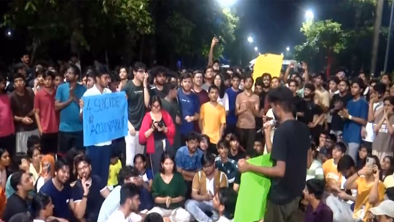 Late night protest by IIT Bombay students (Photo/ANI) Late night protest by IIT Bombay students (Photo/ANI)