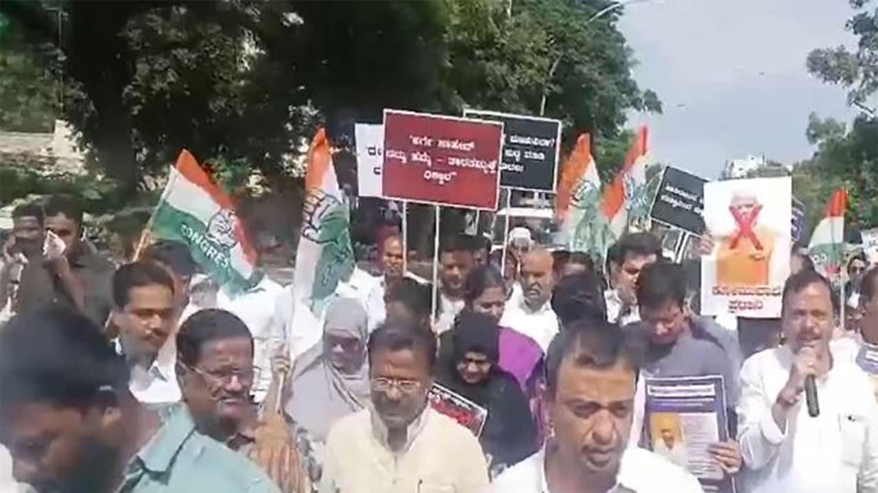 Congress leaders and party workers staged a protest in Kalaburagi (Photo/ANI) Congress leaders and party workers staged a protest in Kalaburagi (Photo/ANI)