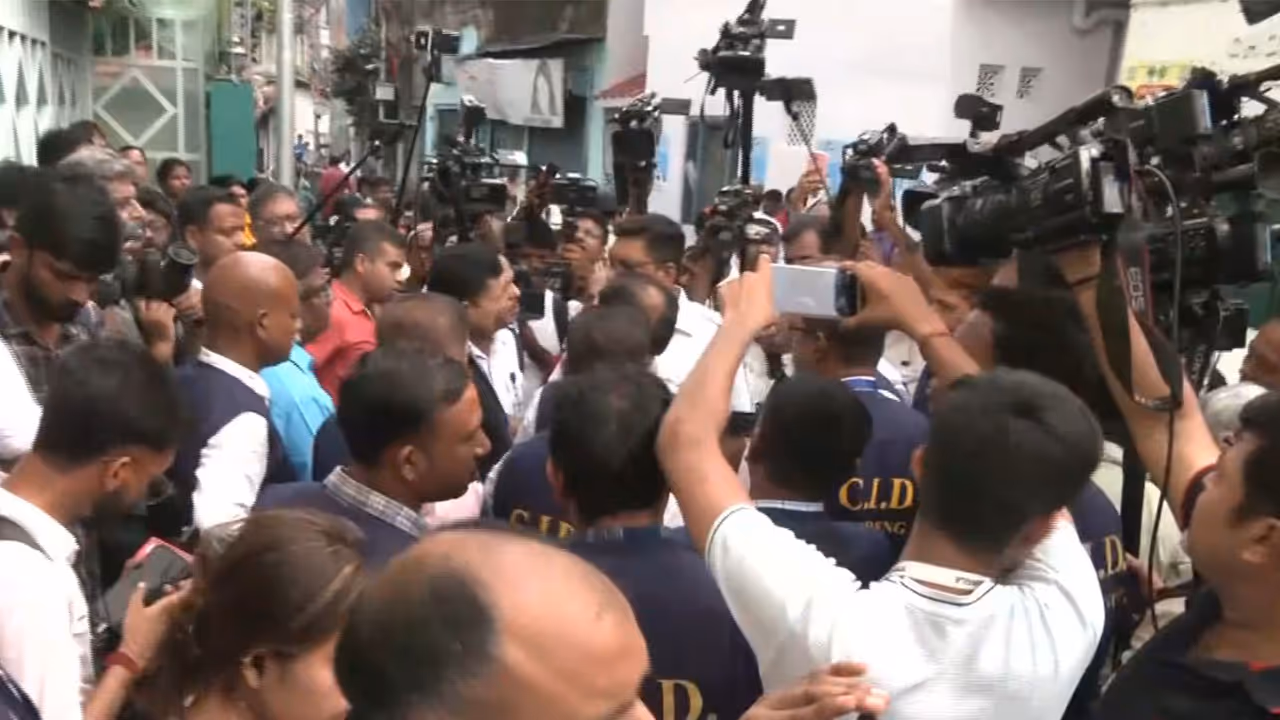 CID team arrived at Mamata Banerjee's residence (Photo/ANI) CID team arrived at Mamata Banerjee's residence (Photo/ANI)