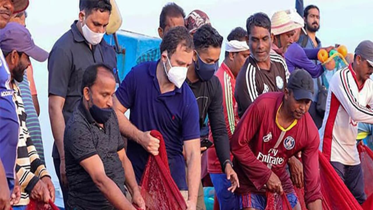 Rahul Gandhi with Indian fishing community(Photo/X/@RahulGandhi) Rahul Gandhi with Indian fishing community(Photo/X/@RahulGandhi)