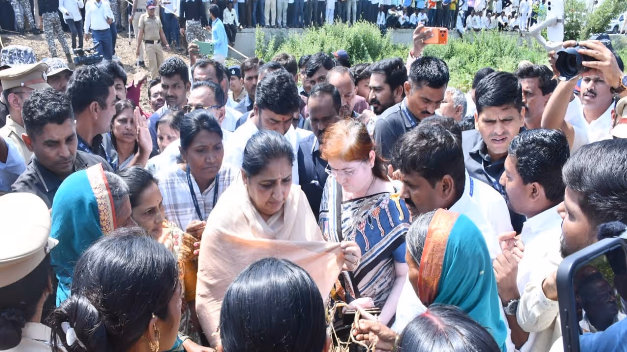 Maharashtra Dy CM Sunetra Pawar meets drought affected farmers (Photo/@SunetraA_Pawar) Maharashtra Dy CM Sunetra Pawar meets drought affected farmers (Photo/@SunetraA_Pawar)