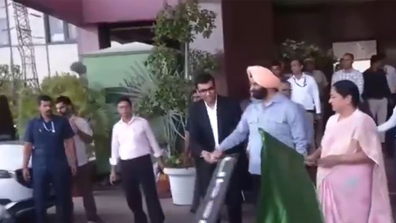 Delhi Chief Minister Rekha Gupta flags off Uber ride sharing service (Photo/ANI) Delhi Chief Minister Rekha Gupta flags off Uber ride sharing service (Photo/ANI)