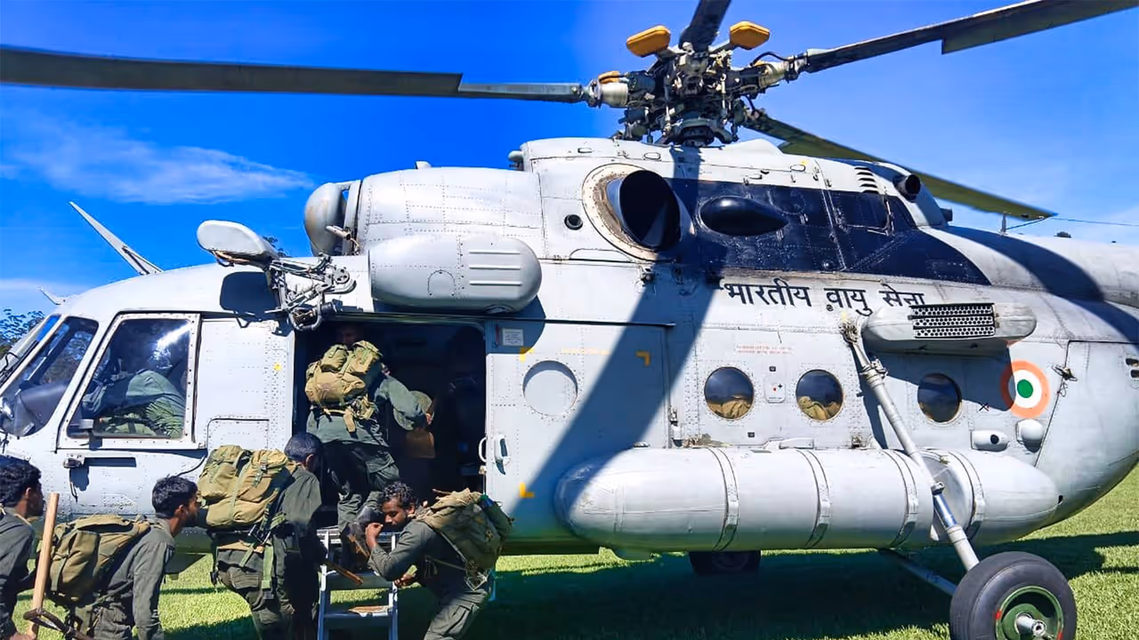 Rescue operations in Sri Lanka (Photo: X@IAF_MCC) Rescue operations in Sri Lanka (Photo: X@IAF_MCC)