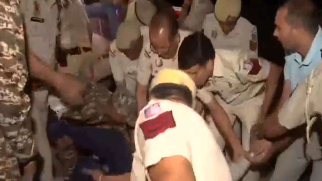 AAP leaders and workers detained during protest (Photo/ANI) AAP leaders and workers detained during protest (Photo/ANI)
