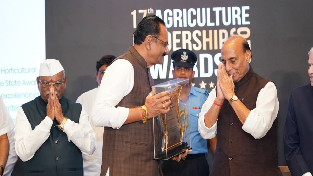 Union Defence Minister Rajnath Singh presented the award, which was received by Gujarat Agriculture Minister Jitu Vaghani on behalf of the state. (Photo/@jitu_vaghani) Union Defence Minister Rajnath Singh presented the award, which was received by Gujarat Agriculture Minister Jitu Vaghani on behalf of the state. (Photo/@jitu_vaghani)