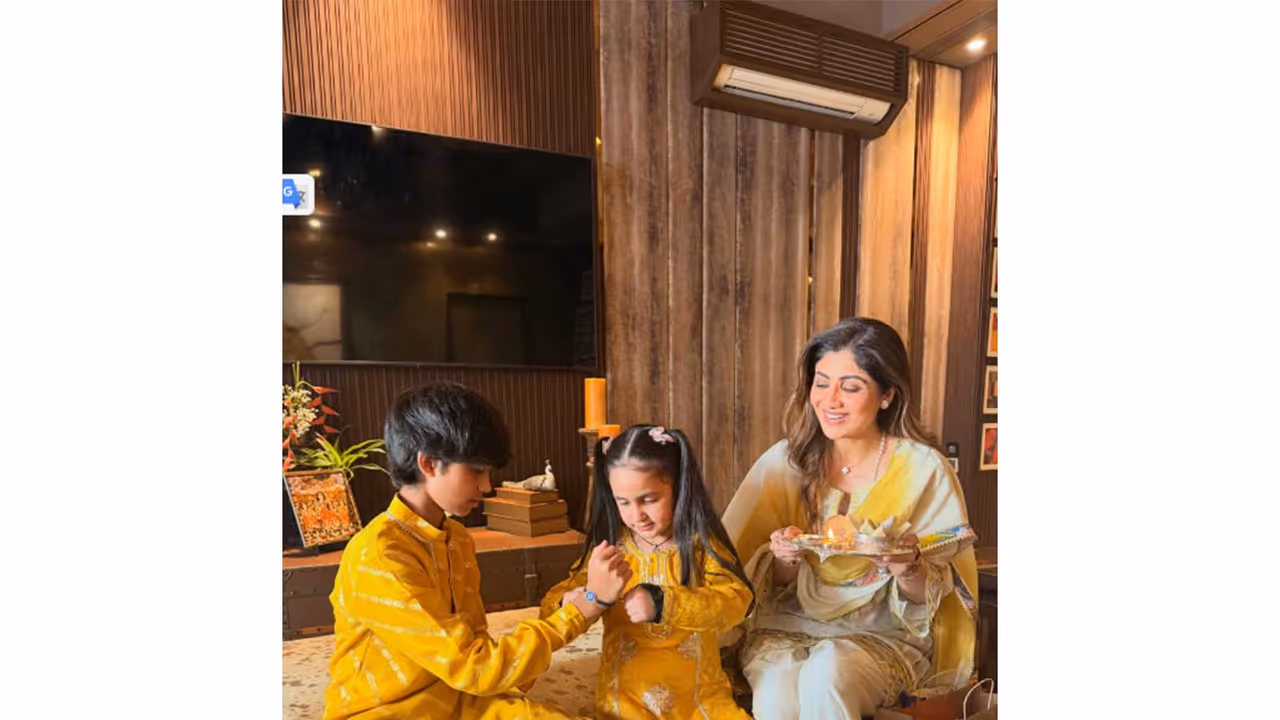 Shilpa Shetty with the kids (Photo/Instagram/ @theshilpashetty) Shilpa Shetty with the kids (Photo/Instagram/ @theshilpashetty)