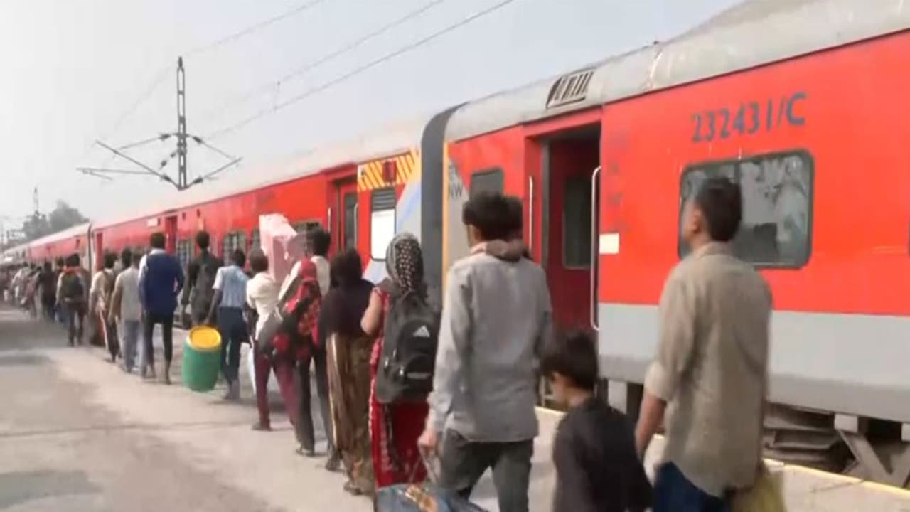 Migrant workers at Udhna Railway Station in Surat to leave for thier native villages (Photo/ANI) Migrant workers at Udhna Railway Station in Surat to leave for thier native villages (Photo/ANI)