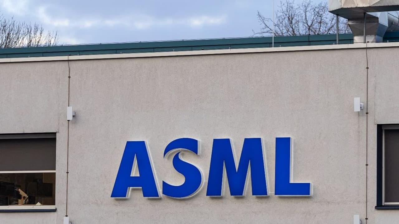 https://stocktwits.com/news articles/markets/equity/asml raises sales forecast for a third time but q3 sales miss sends stock lower earnings selloff spreads to mu sndk intc/cZxfWHbRBp9 https://stocktwits.com/news articles/markets/equity/asml raises sales forecast for a third time but q3 sales miss sends stock lower earnings selloff spreads to mu sndk intc/cZxfWHbRBp9