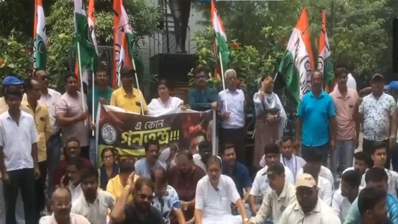 TMC workers hold protest over attack on Abhishek Banerjee (Photo/ANI) TMC workers hold protest over attack on Abhishek Banerjee (Photo/ANI)