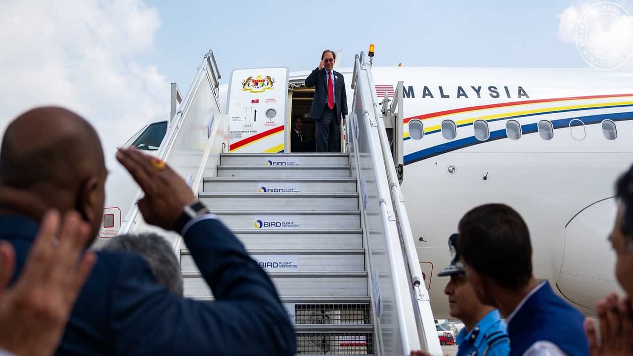Malaysian PM Anwar Ibrahim leaves New Delhi for Kerala after BRICS Summit, heads to Keralam as part of India visit (Photo: x/@anwaribrahim) Malaysian PM Anwar Ibrahim leaves New Delhi for Kerala after BRICS Summit, heads to Keralam as part of India visit (Photo: x/@anwaribrahim)