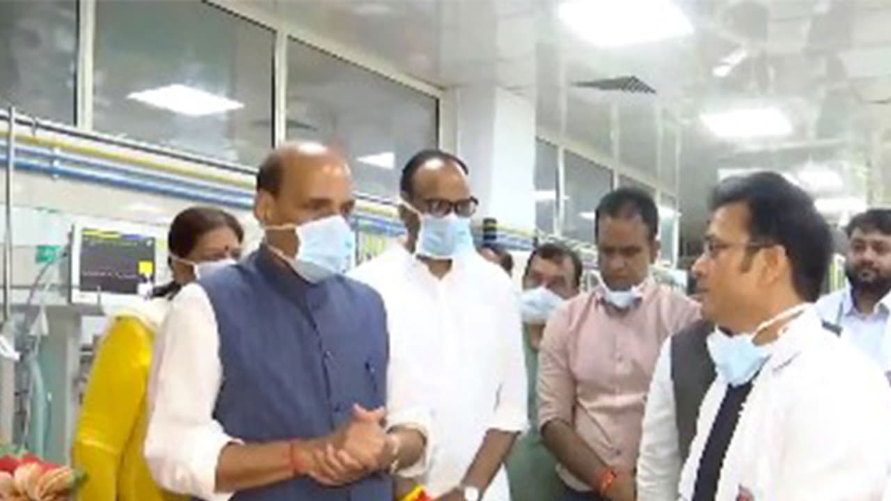 Defence Minister Rajnath Singh visits KGMU to meet the injured (Photo/ANI) Defence Minister Rajnath Singh visits KGMU to meet the injured (Photo/ANI)