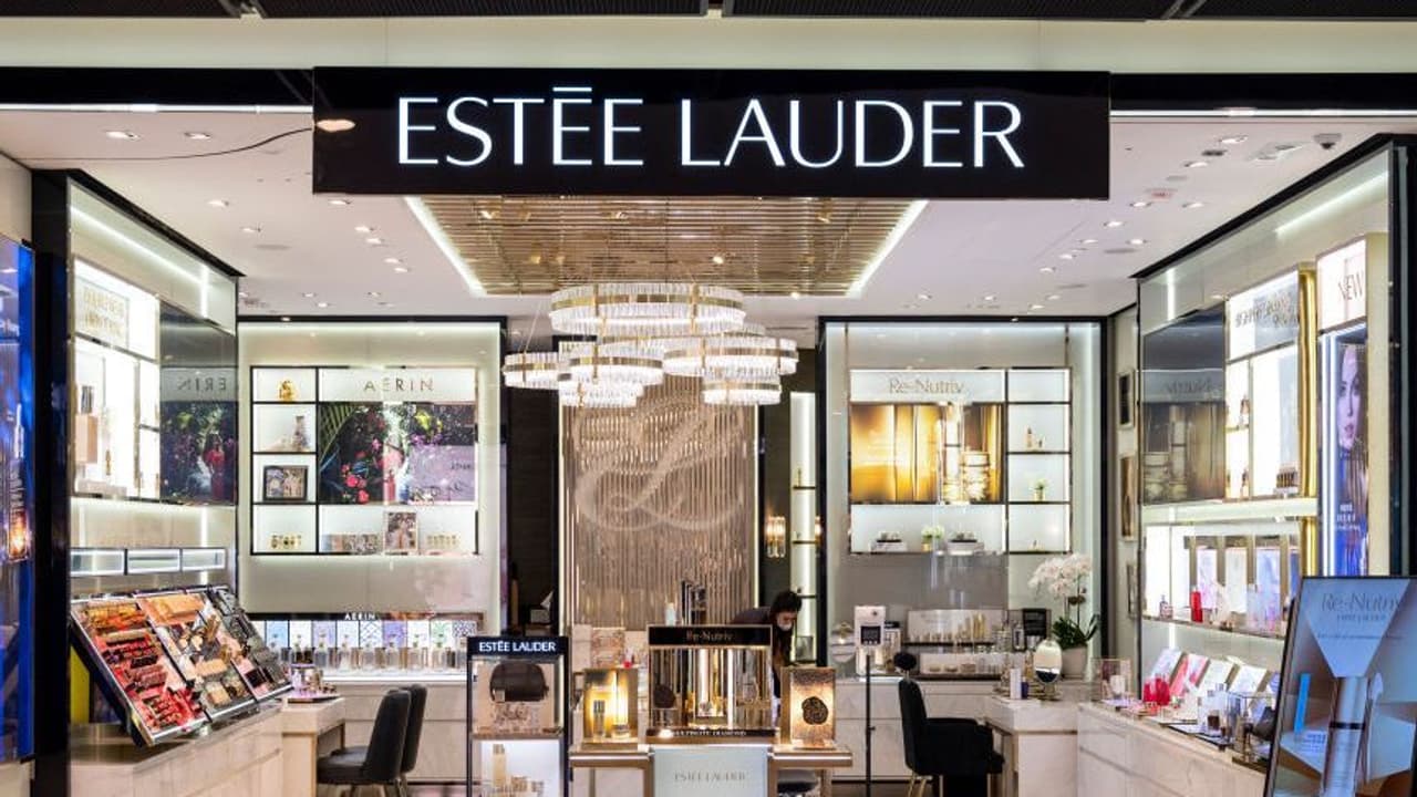 Estee Lauder Stock Dives Amid Plans To Cut Upto 7,000 Jobs, Lower Revenue Outlook, But Retail’s Hopeful Estee Lauder Stock Dives Amid Plans To Cut Upto 7,000 Jobs, Lower Revenue Outlook, But Retail’s Hopeful