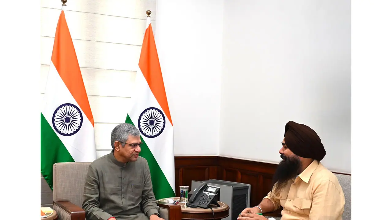 AAP MP Malvinder Singh Kang and Railway Minister Ashwini Vaishnaw (Photo/X@kang_malvinder) AAP MP Malvinder Singh Kang and Railway Minister Ashwini Vaishnaw (Photo/X@kang_malvinder)