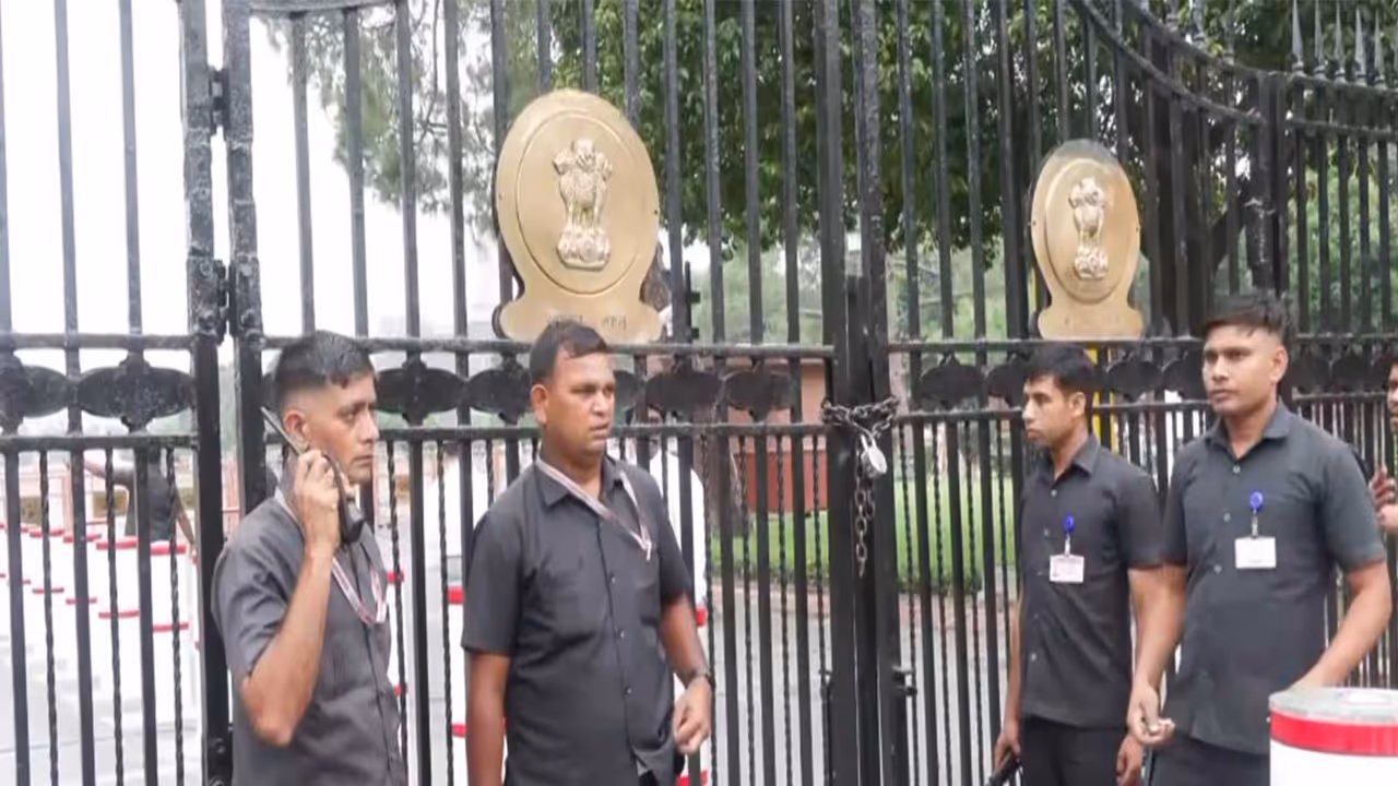 Entry gates closed at Parliament (Photo/ANI) Entry gates closed at Parliament (Photo/ANI)