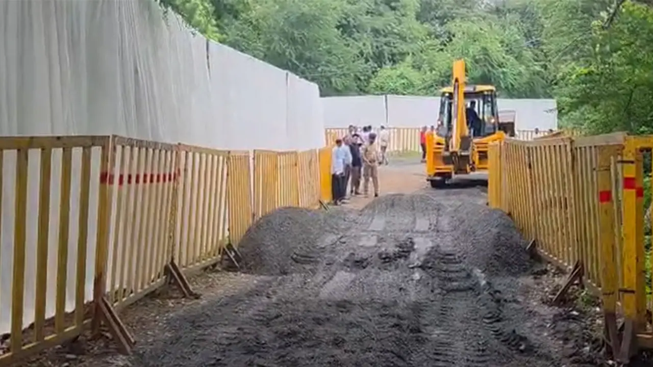Dhar administration makes necessary arrangements for Friday Namaz (Photo/ANI) Dhar administration makes necessary arrangements for Friday Namaz (Photo/ANI)