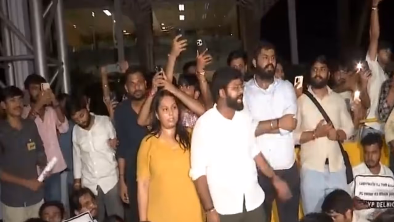 ABVP staged a protest outside MCD office (Photo/ANI) ABVP staged a protest outside MCD office (Photo/ANI)