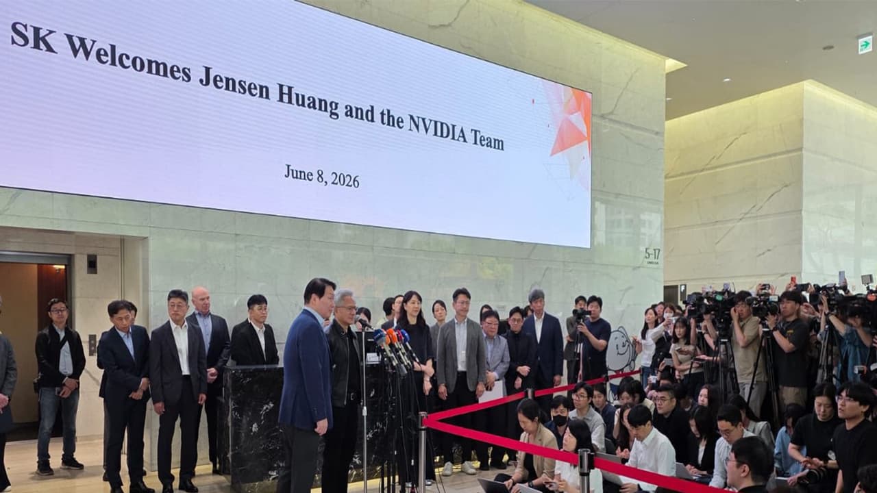 (L R) SK Group Chairman Chey Tae won with Nvidia CEO Jensen Huang (Photo@nvidianewsroom) (L R) SK Group Chairman Chey Tae won with Nvidia CEO Jensen Huang (Photo@nvidianewsroom)