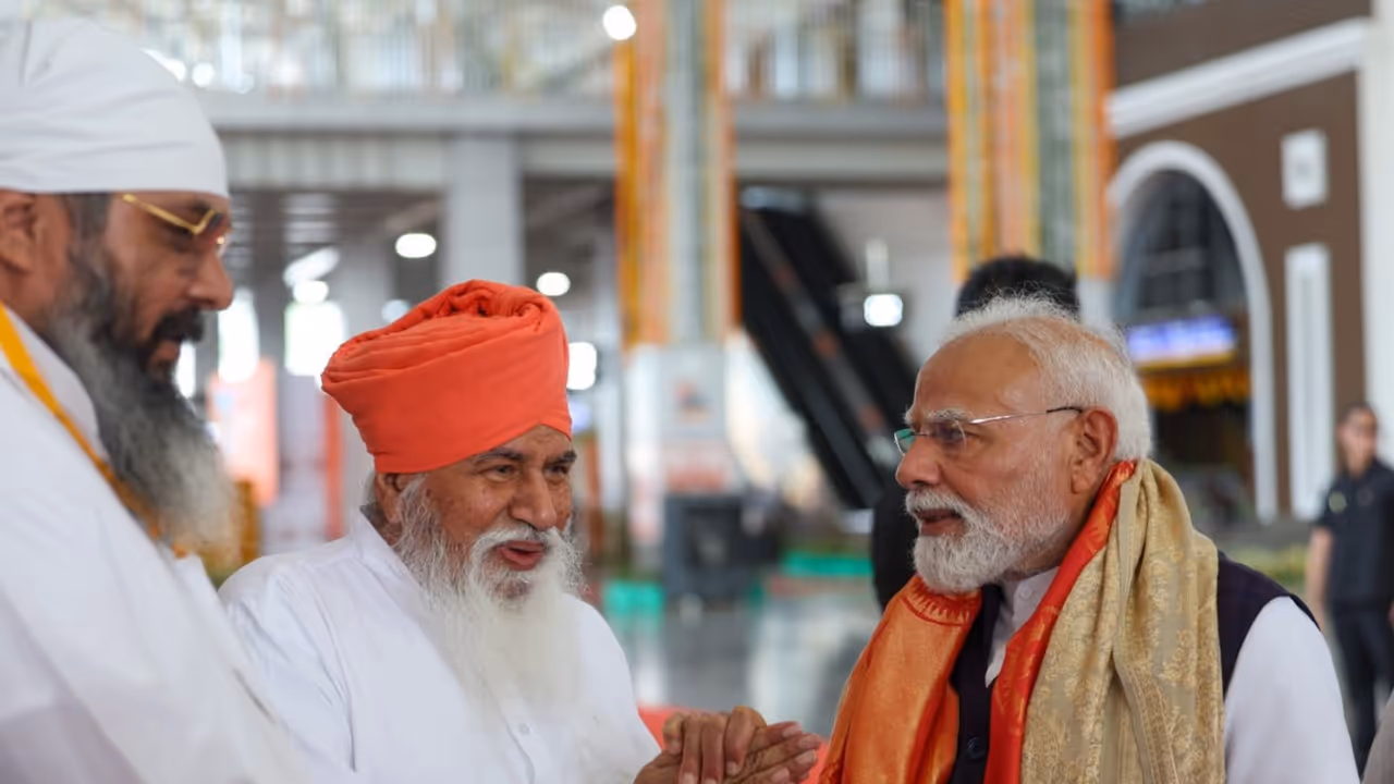 Prime Minister Narendra Modi with Sant Niranjan Dass (Photo/X@narendramodi) Prime Minister Narendra Modi with Sant Niranjan Dass (Photo/X@narendramodi)