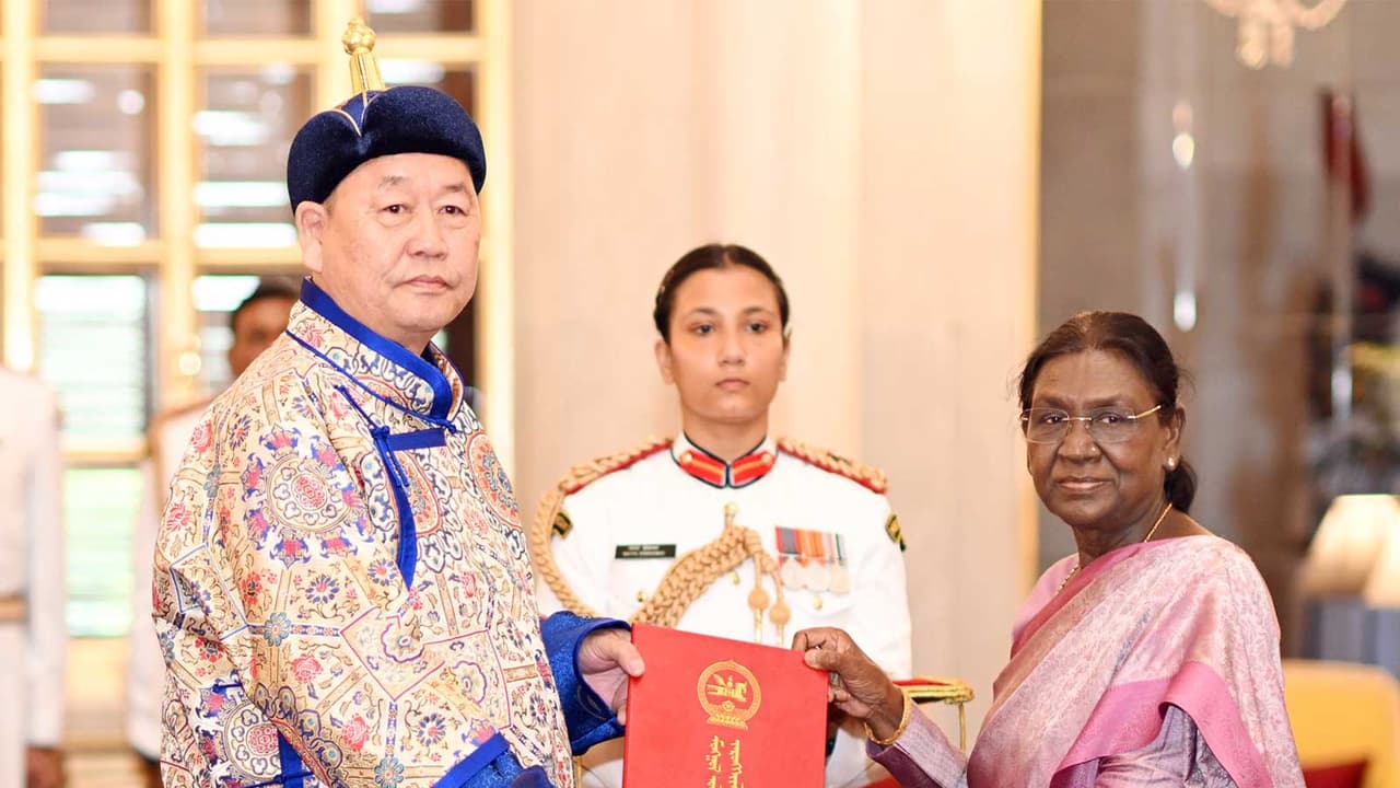Ulziit Luvsanjav, Ambassador of Mongolia with President Droupadi Murmu (Photo: X@rashtrapatibhvn) Ulziit Luvsanjav, Ambassador of Mongolia with President Droupadi Murmu (Photo: X@rashtrapatibhvn)