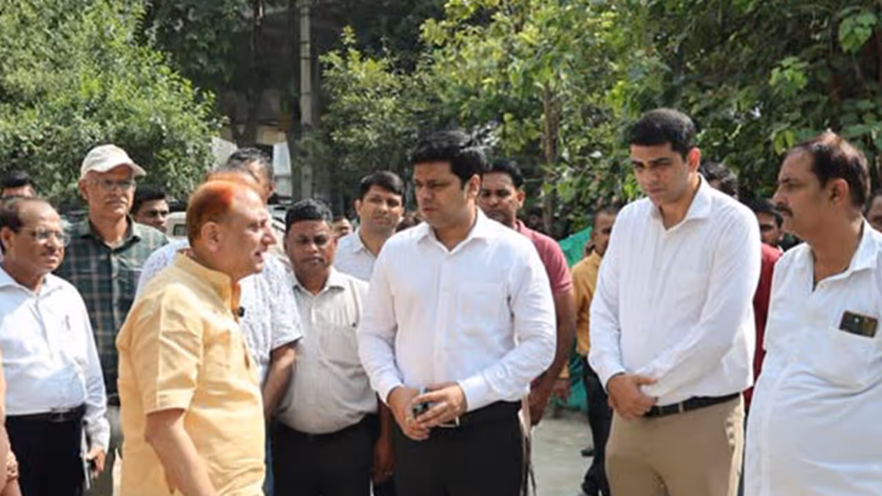 Delhi Mayor inspects cleanliness drive (Photo/@praveshwahi) Delhi Mayor inspects cleanliness drive (Photo/@praveshwahi)