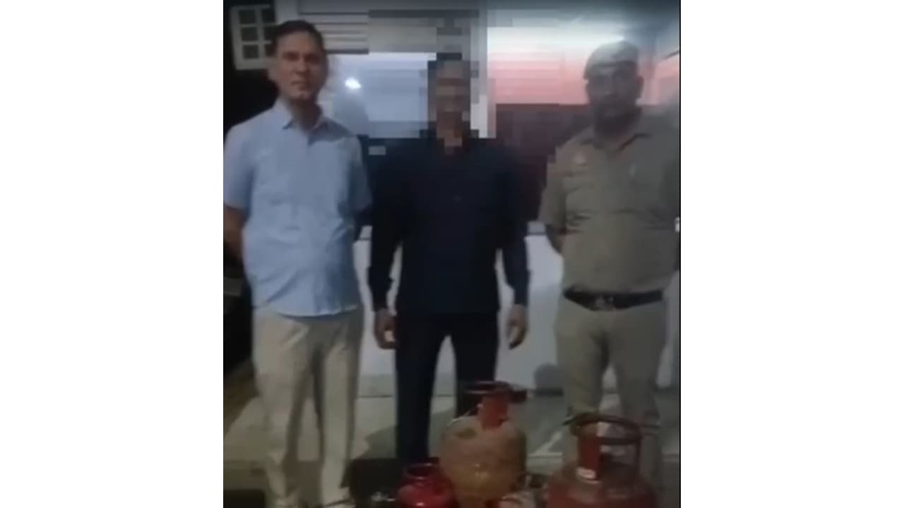 Dehi police arrests two in separate illegal LPG refilling rackets (Photo/Delhi Police) Dehi police arrests two in separate illegal LPG refilling rackets (Photo/Delhi Police)