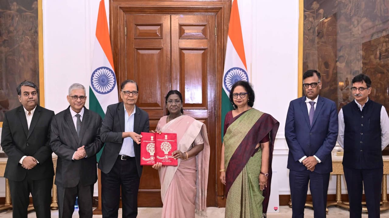 Members of 16th Finance Commission with President Droupadi Murmu ( (Photo/@rashtrapatibhvn on X)
