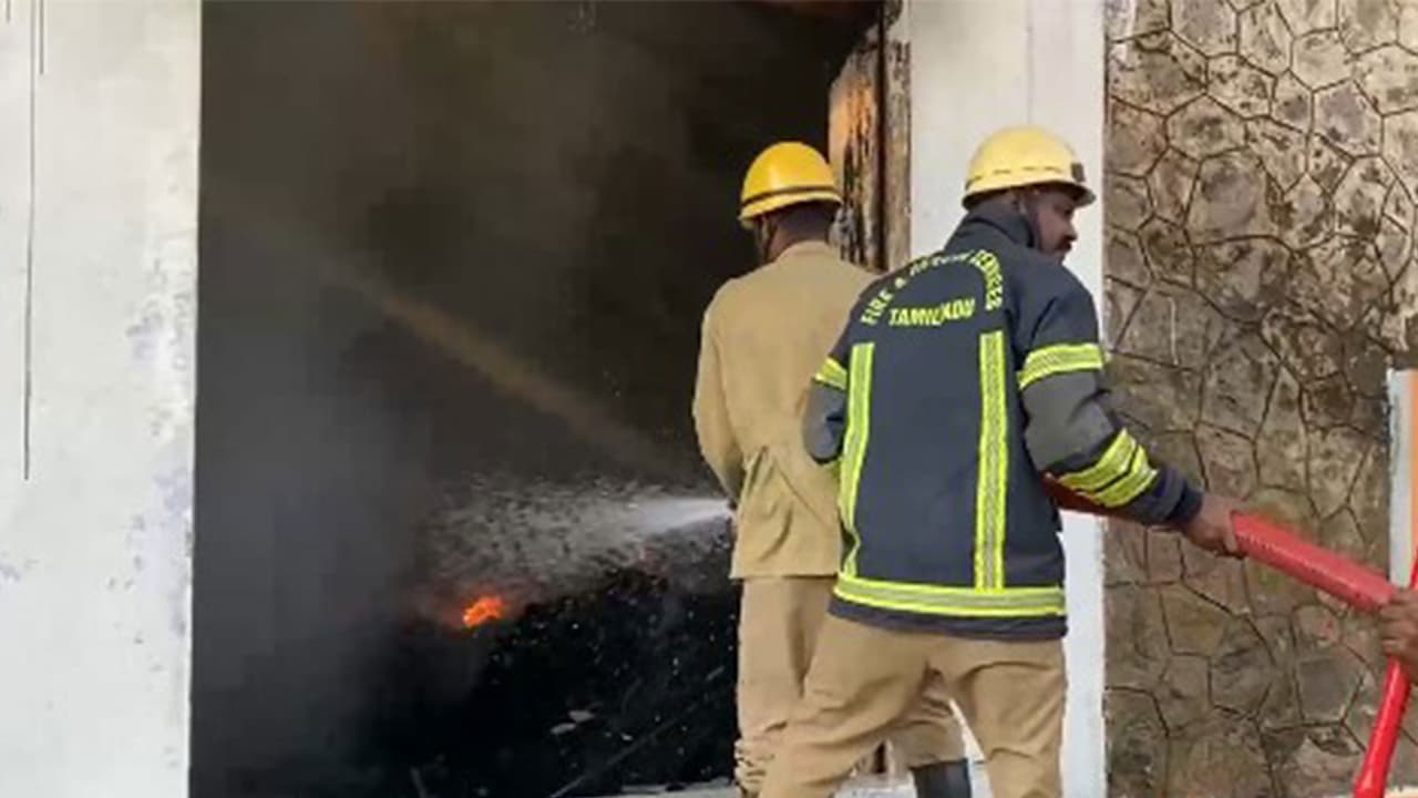 Firefigthing efforts underway at FCI warehouse in Thoothukudi (Photo/ANI) Firefigthing efforts underway at FCI warehouse in Thoothukudi (Photo/ANI)
